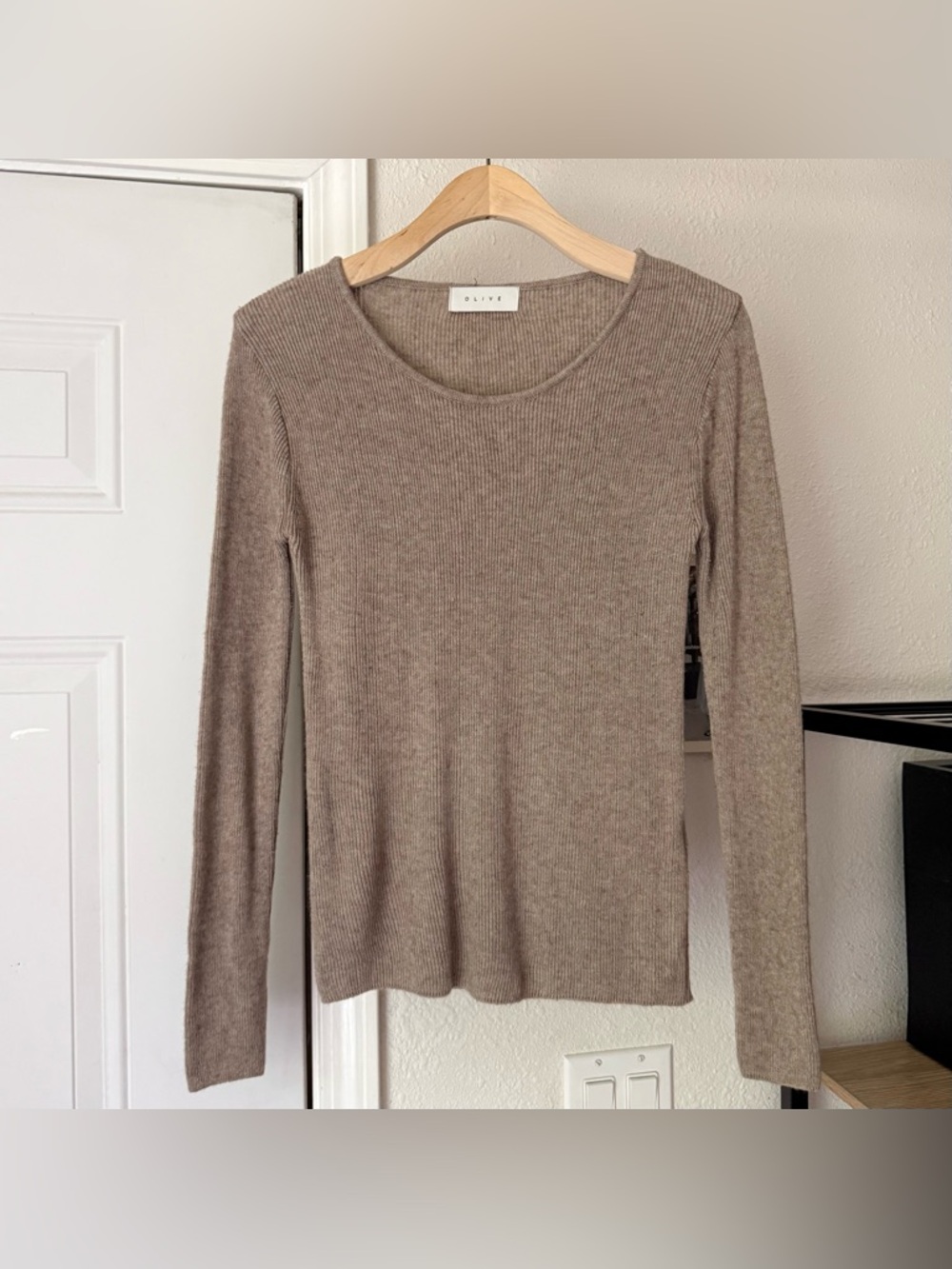 OLIVE CLOTHING tan wool‎ blend soft stretchy crew neck long sleeve sweater